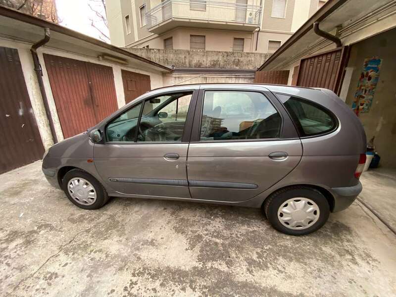 Usato 2001 Renault Scénic 1.6 Benzin 107 CV (1.200 €)