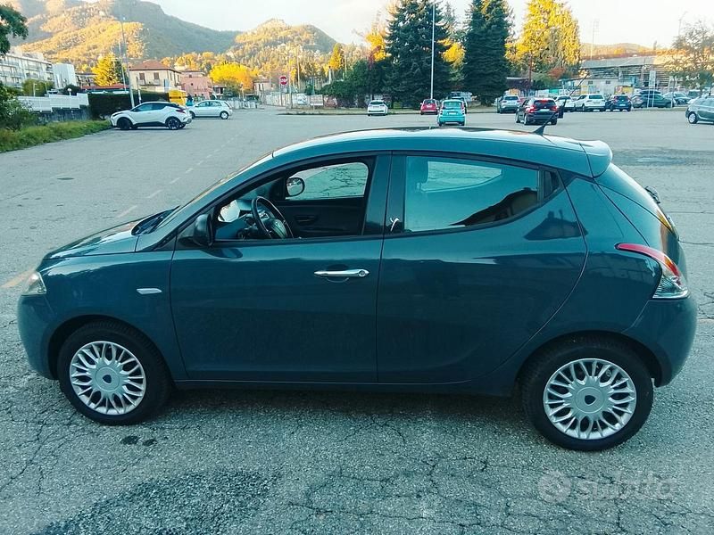Grigio Usata 2016 Lancia Ypsilon Due volumi | 8500 € (Buon prezzo) - Immagine 1/4