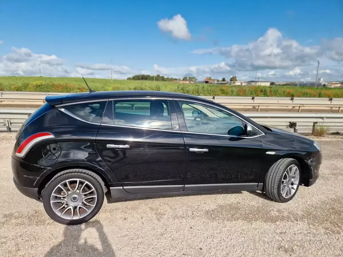 Usado Lancia Delta 165 CV (121 kW) 2010 Negro Utilitario