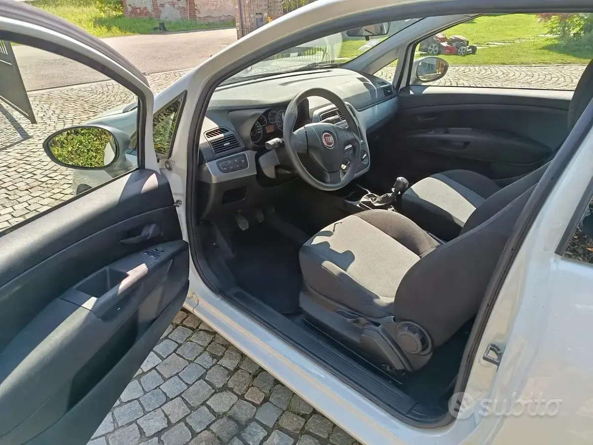 Usata Fiat Punto 69 CV (50 kW) 2012 Bianco Utilitaria