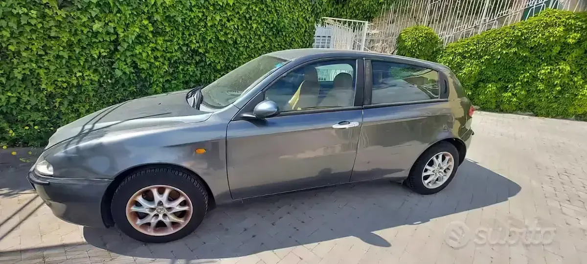 Usata Alfa Romeo 147 105 CV (77 kW) 2003 Grigio Utilitaria
