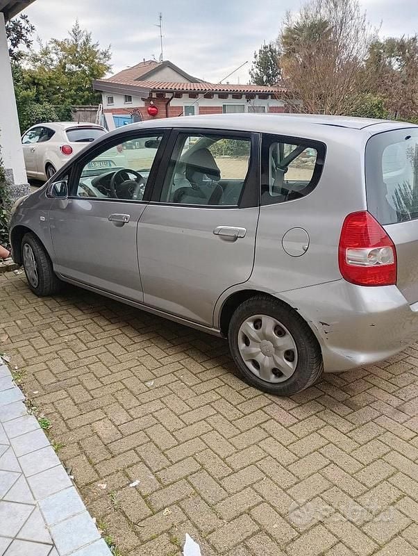Usata Honda Jazz 78 CV (57 kW) 2005 Grigio Utilitaria