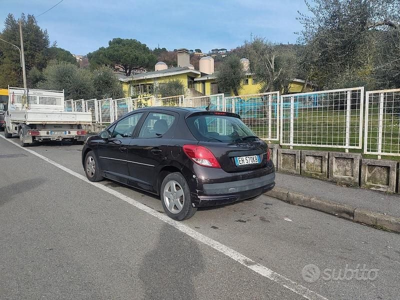 Usata Peugeot 207 70 CV (51 kW) 2011 Marrone Berlina