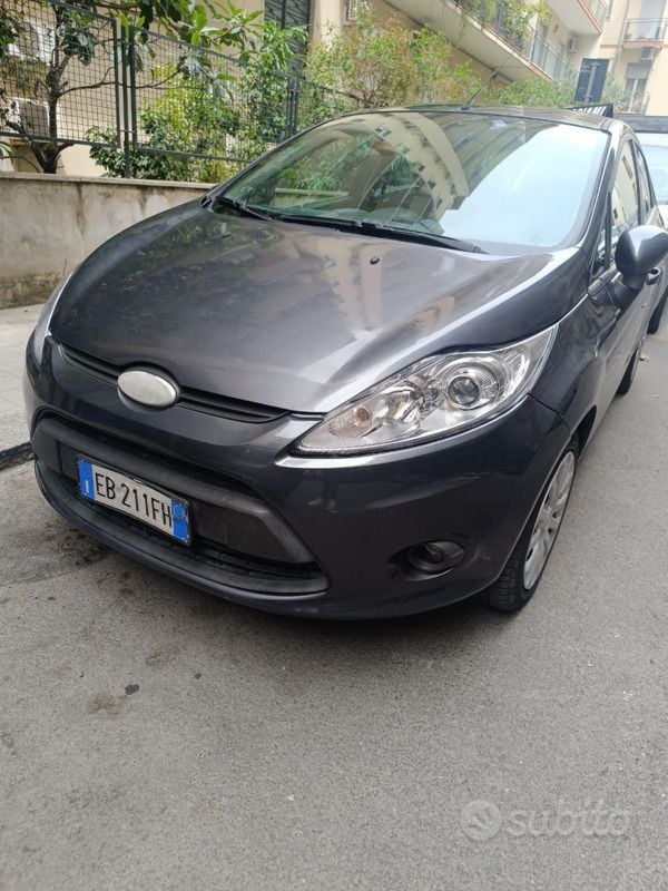 Grigio Usata 2010 Ford Fiesta Utilitaria | 2700 € (Super prezzo) - Immagine 1/2