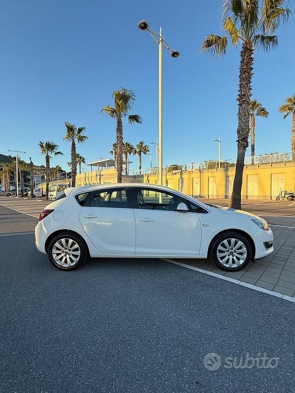Usata Opel Astra Cosmo 110 CV (80 kW) 2014 Bianco Berlina