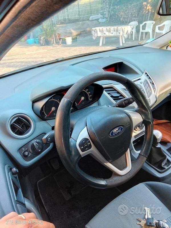 Usata Ford Fiesta 75 CV (55 kW) 2010 Rosso Utilitaria
