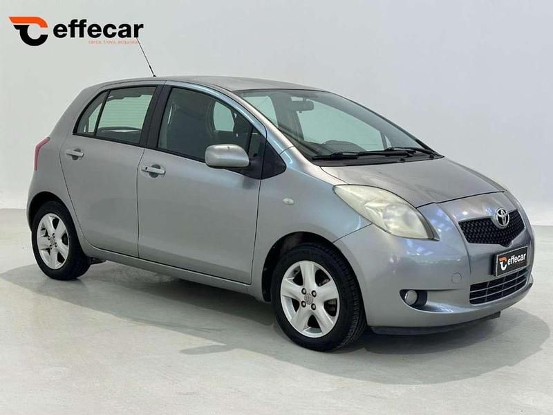 Usata Toyota Yaris Sol 69 CV (50 kW) 2006 Argento Berlina