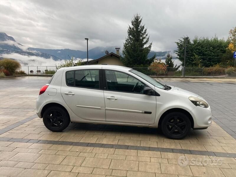 Bianco Usata 2011 Renault Clio II Tre volumi | 4000 € - Immagine 1/4