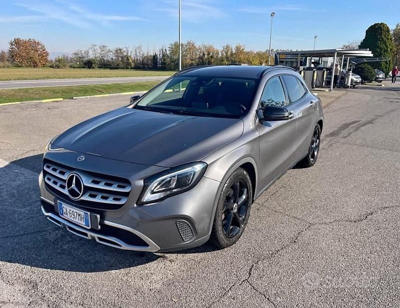 Usata Mercedes GLA180 Business 122 CV (89 kW) 2020 Grigio SUV