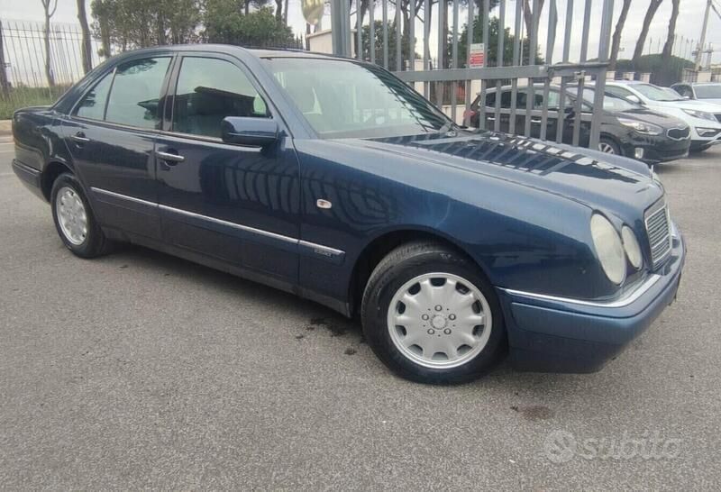 Blu Usata 1997 Mercedes E200 Avantgarde Tre volumi | 2500 € (Buon prezzo) - Immagine 1/4