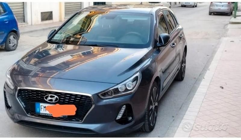 Grigio Usata 2017 Hyundai i30 Tre volumi | 8600 € (Ottimo prezzo) - Immagine 1/4