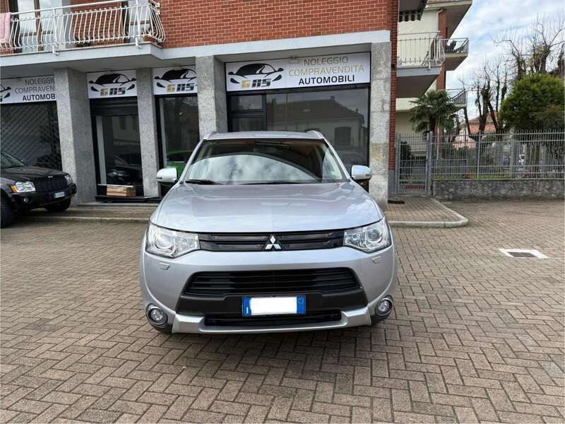 Argento Usata 2016 Mitsubishi Outlander Instyle SUV | 12.999 € (Ottimo prezzo) - Immagine 1/4