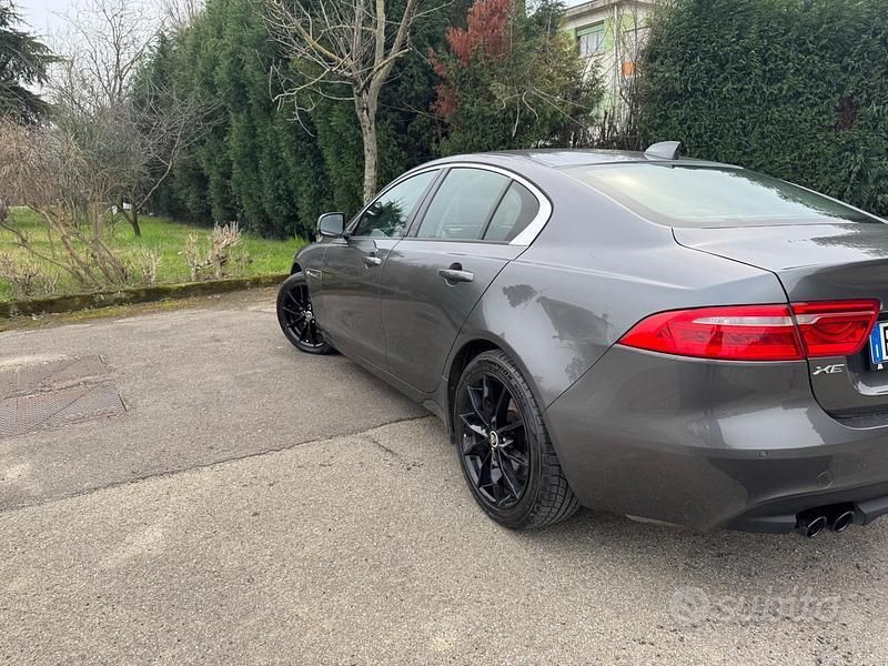 Usata Jaguar XE Pure 180 CV (132 kW) 2016 Grigio Berlina