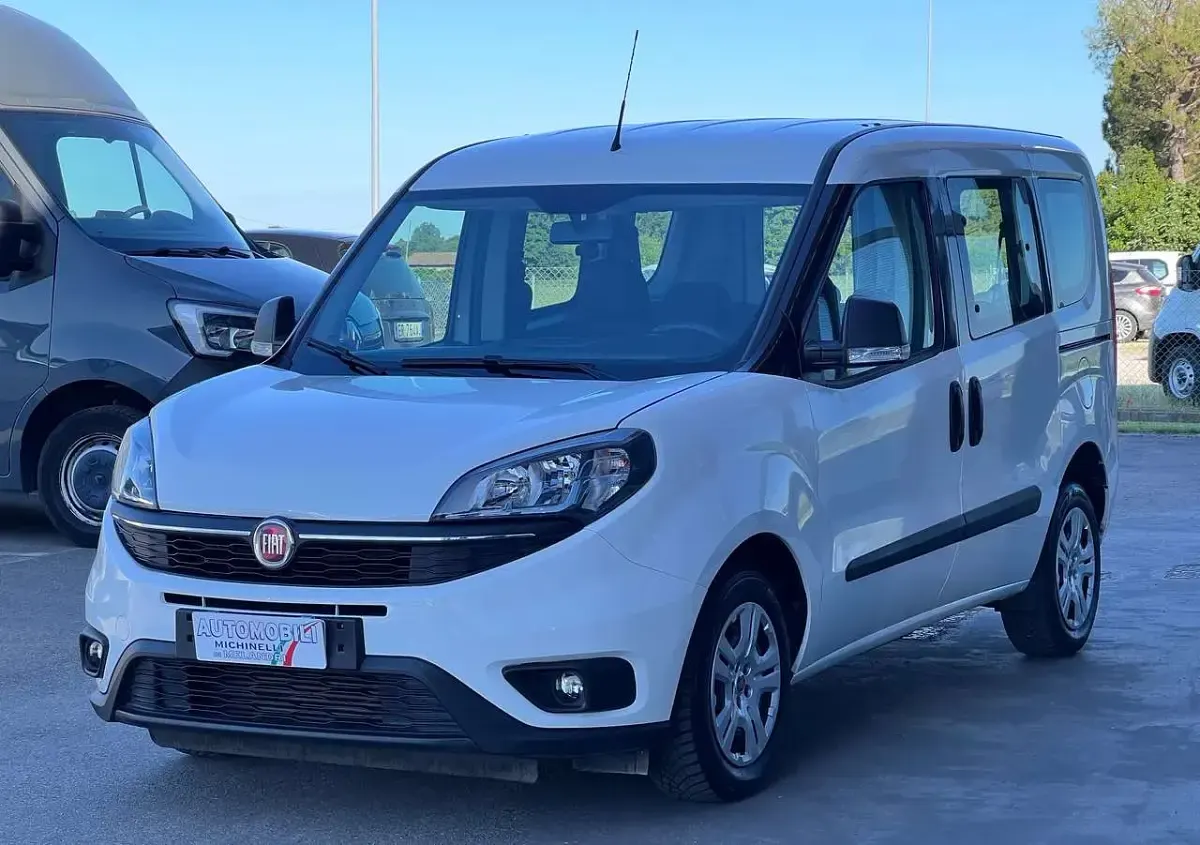 Usata Fiat Doblò 105 CV (77 kW) 2022 Bianco Monovolume