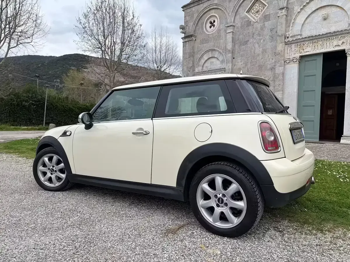 Usata Mini Cooper D 109 CV (80 kW) 2010 Beige Utilitaria