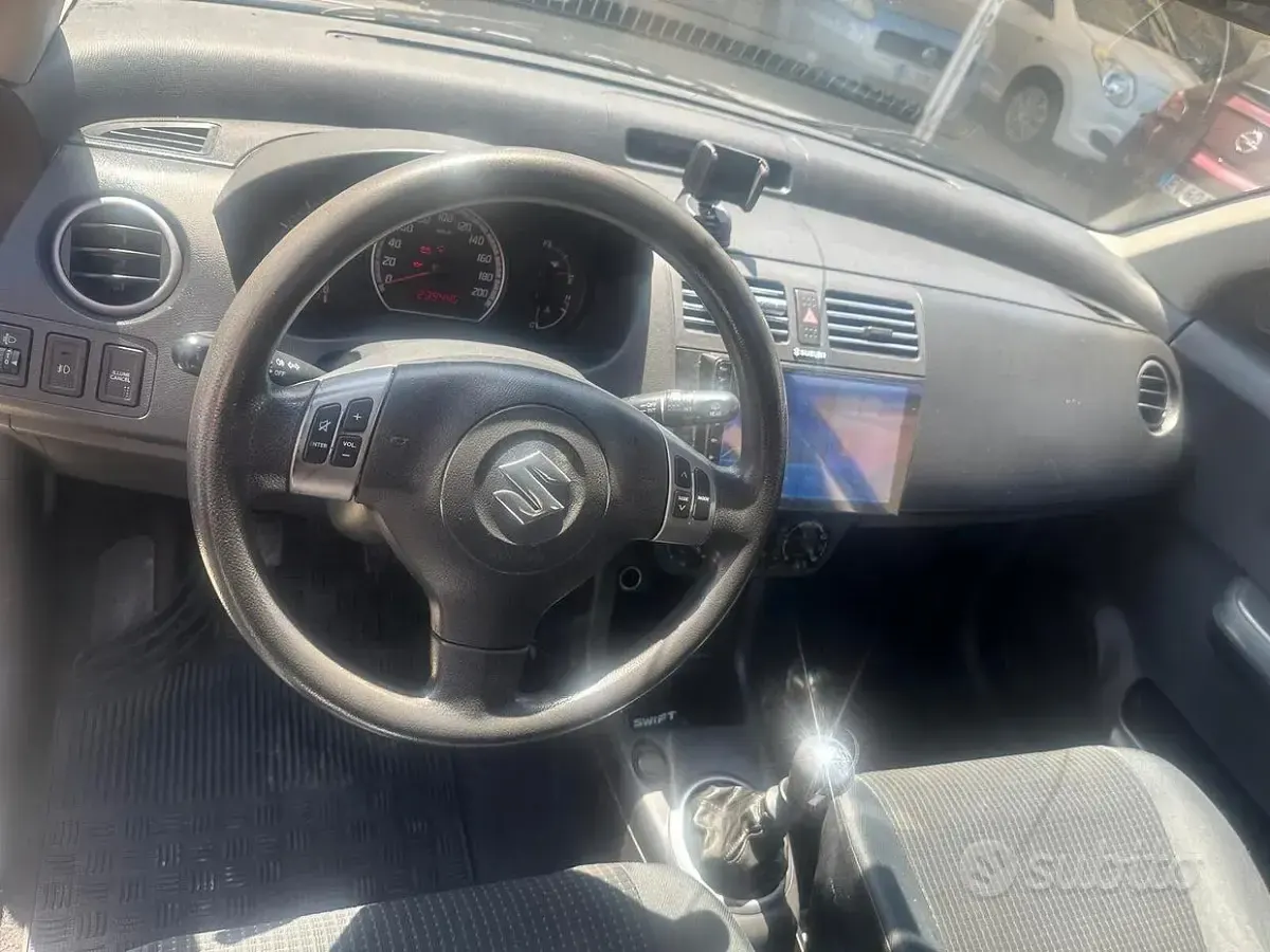 Käytetty Suzuki Swift 69 HP (50 kW) 2006 Harmaa Viistoperä