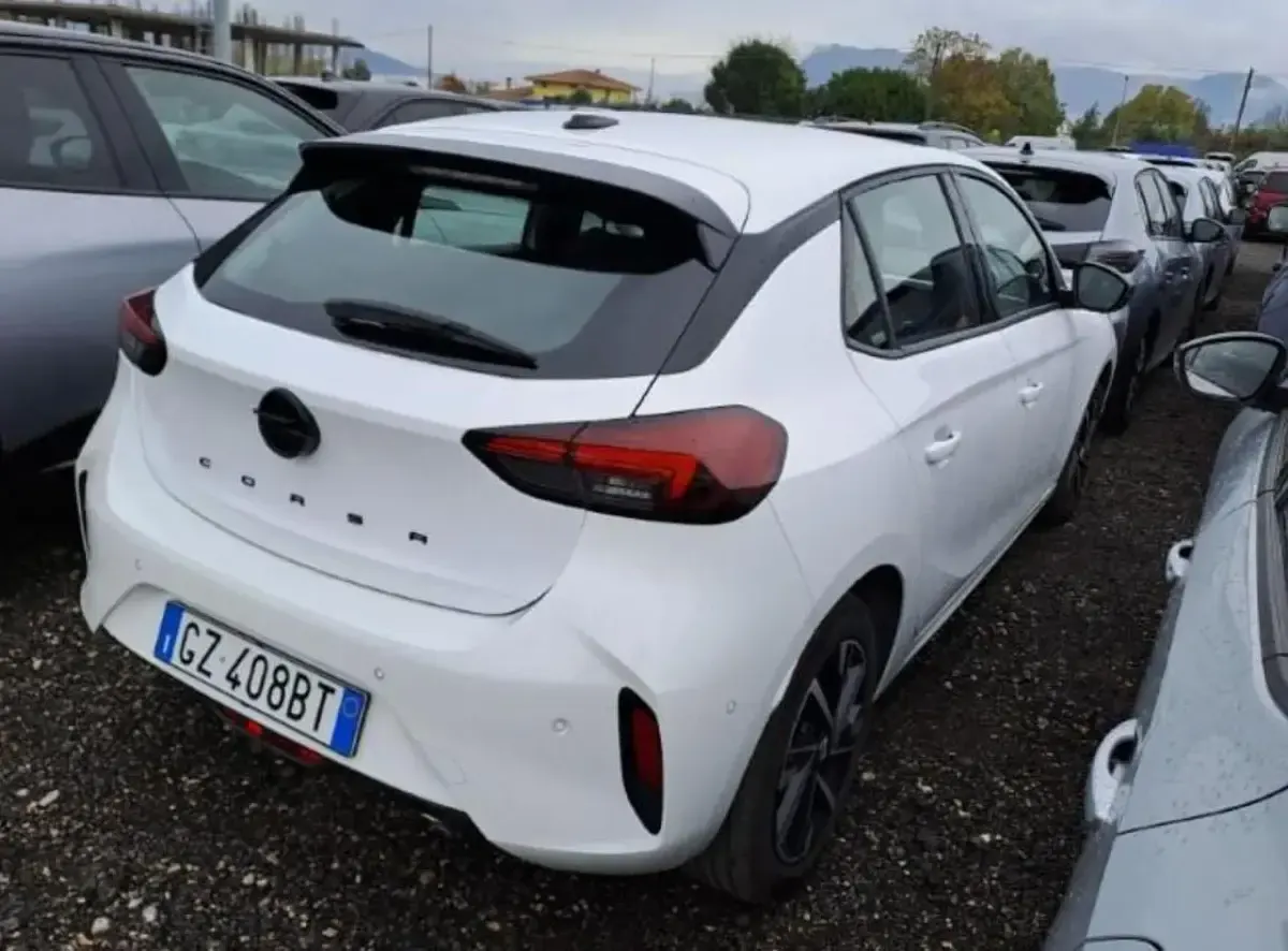 Usata Opel Corsa 101 CV (74 kW) 2024 Grigio / metallizzato Berlina