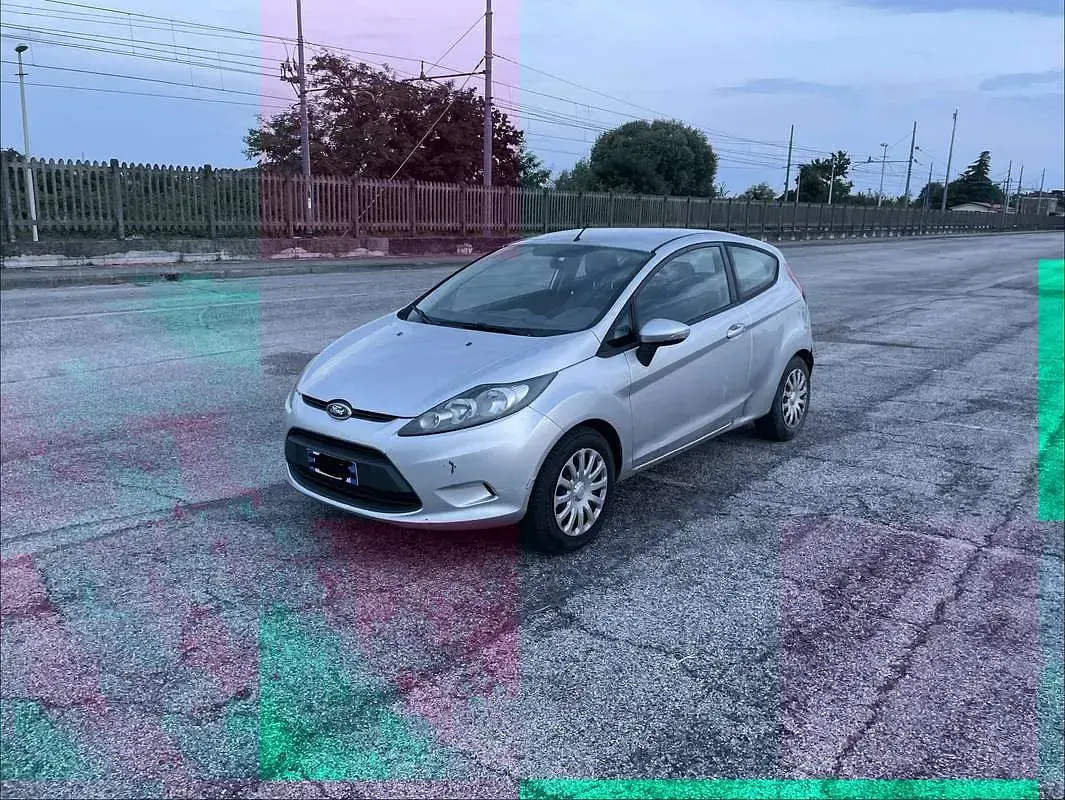 Usata Ford Fiesta Titanium 95 CV (69 kW) 2011 Argento Berlina