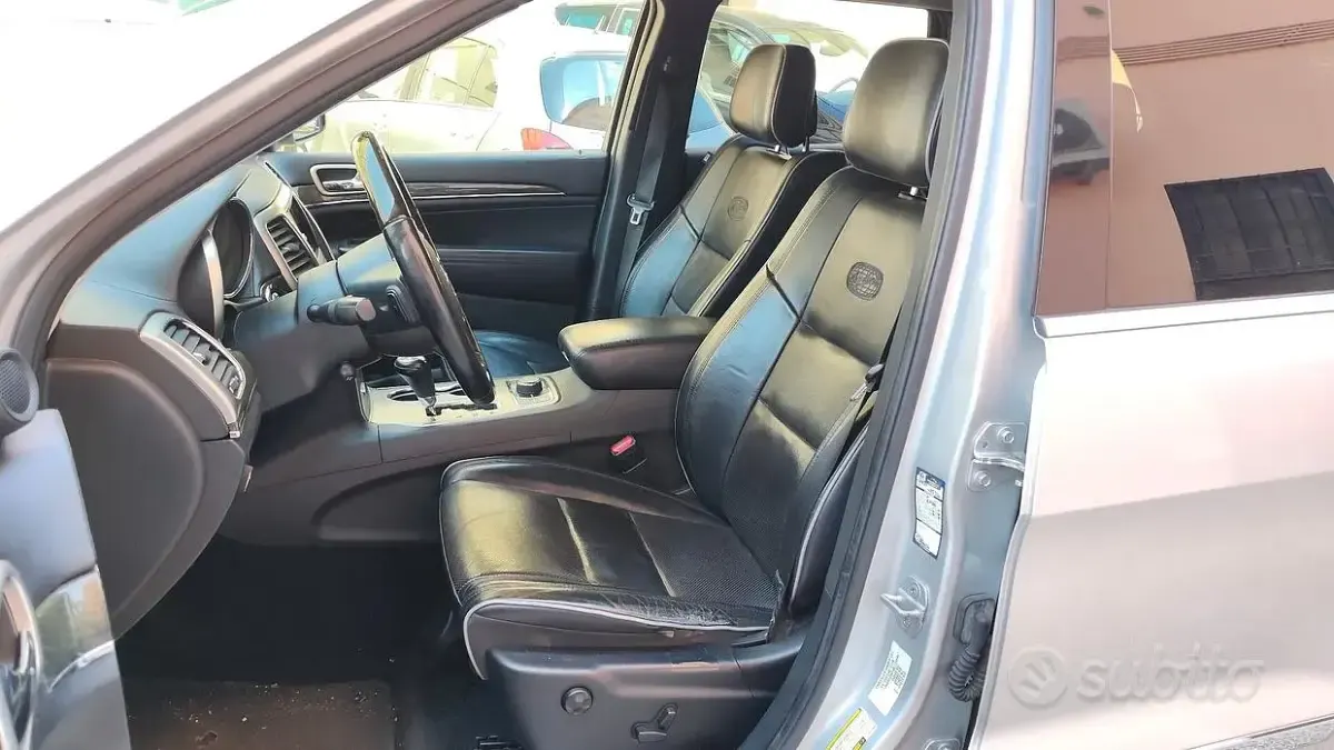Usata Jeep Grand Cherokee Overland 241 CV (177 kW) 2011 Grigio SUV