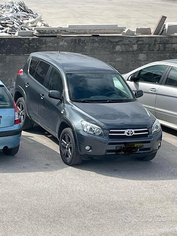 Usata Toyota RAV4 170 CV (125 kW) 2005 Grigio Station wagon