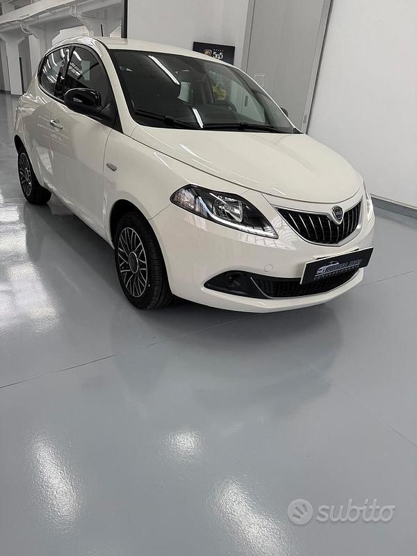 Usata Lancia Ypsilon Gold 69 CV (50 kW) 2024 Blu Utilitaria