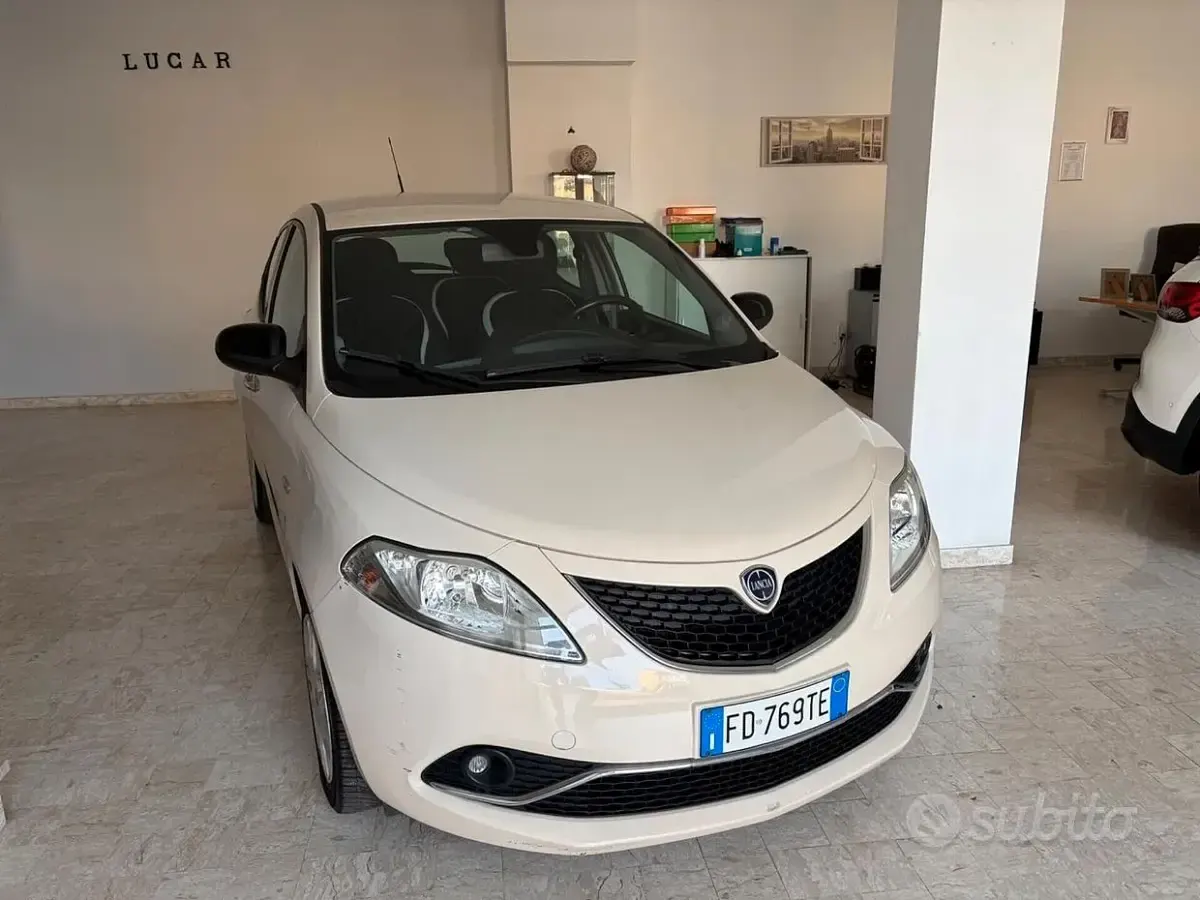 Usata Lancia Ypsilon Platinum 69 CV (50 kW) 2016 Bianco Utilitaria