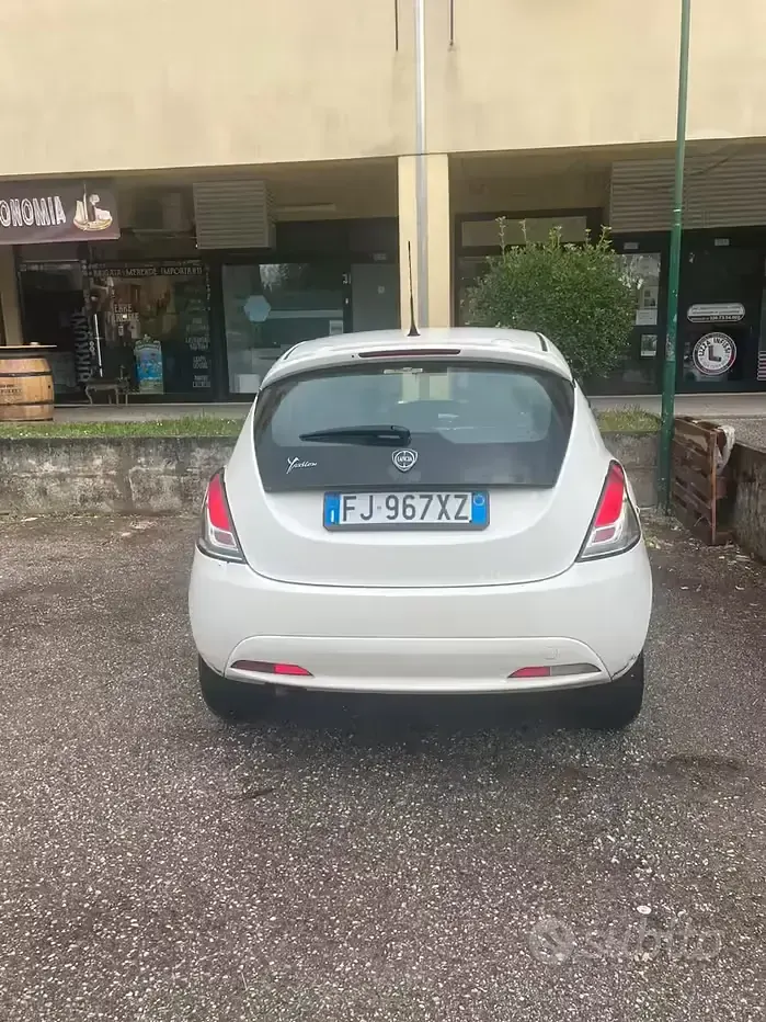 Usata Lancia Ypsilon 60 CV (44 kW) 2016 Bianco Utilitaria