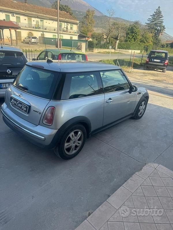 Begagnad Mini One D 88 HK (64 kW) 2006 Silver Halvkombi