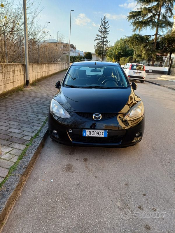 Usata Mazda 2 75 CV (55 kW) 2010 Nero Utilitaria