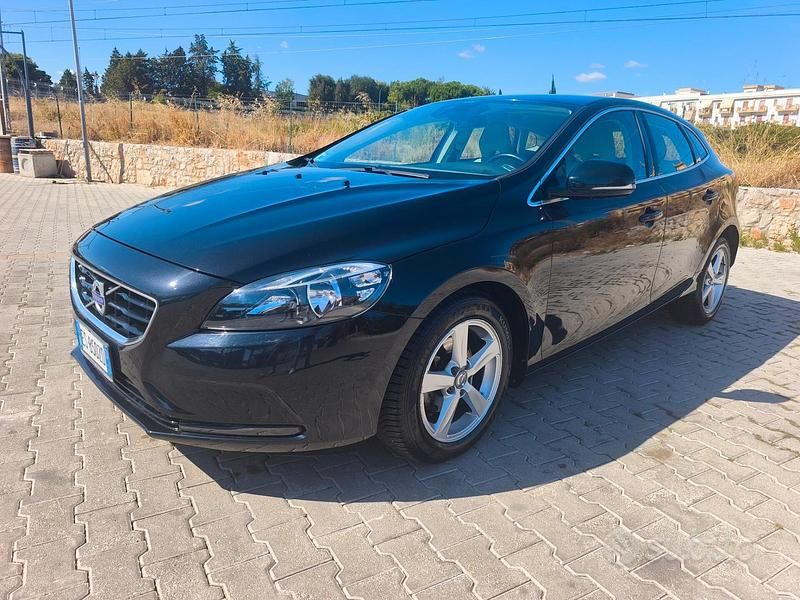 Nero Usata 2013 Volvo V40 Momentum Tre volumi | 9390 € (Cara) - Immagine 1/4