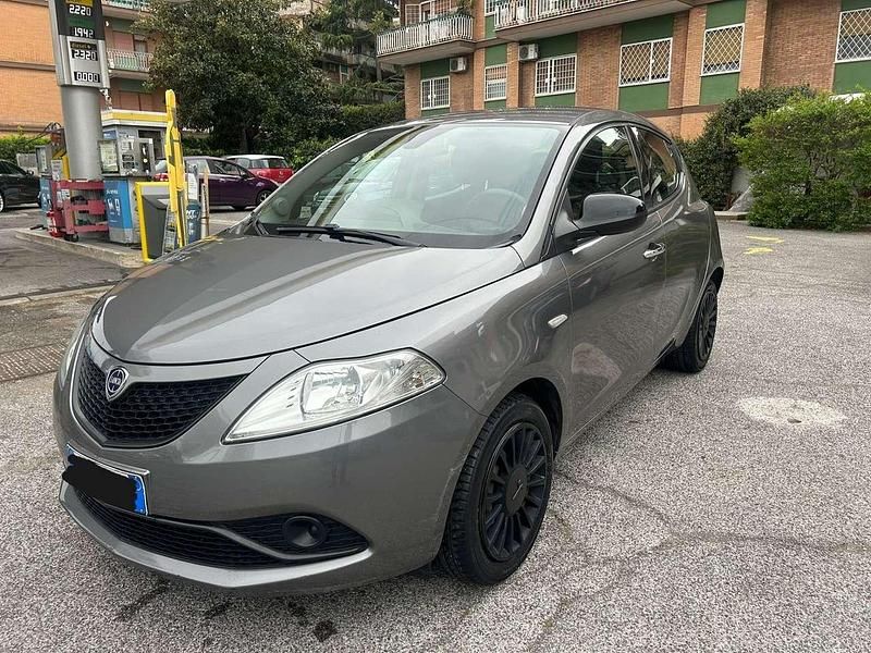 Usata Lancia Ypsilon Silver 69 CV (50 kW) 2018 Nero Utilitaria