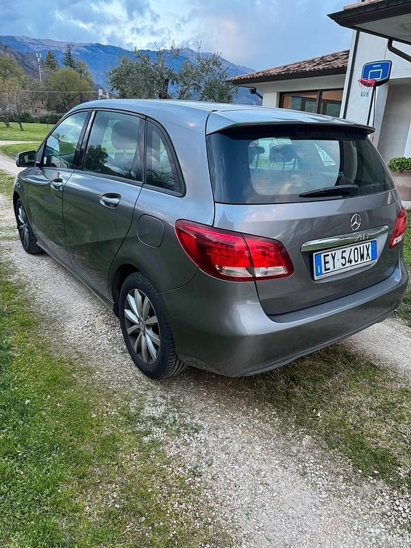 Usata Mercedes B180 116 CV (85 kW) 2015 Grigio Utilitaria