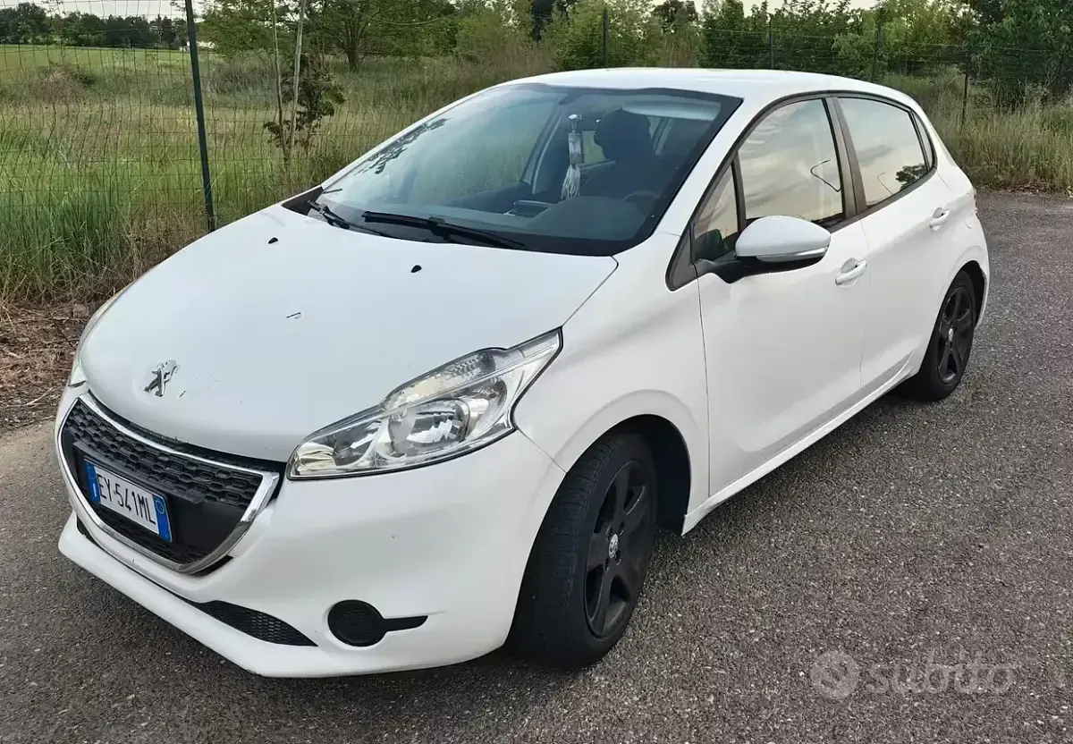 Usata Peugeot 208 Active 68 CV (50 kW) 2015 Bianco Utilitaria