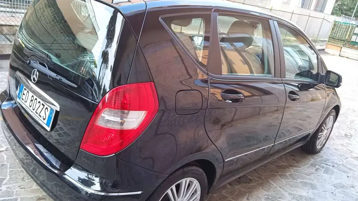 Usata Mercedes A180 Elegance 109 CV (80 kW) 2011 Nero Utilitaria