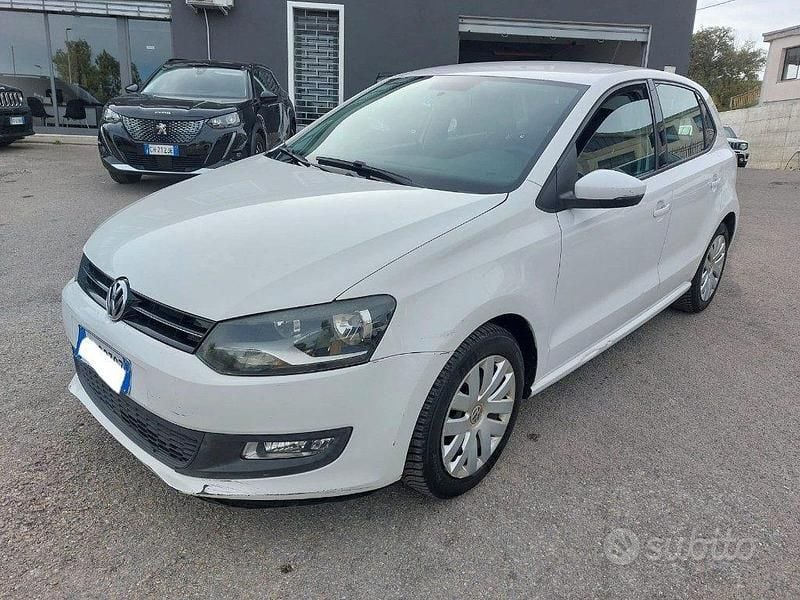Bianco(met.) Usata 2012 VW Polo Comfortline Tre volumi | 5800 € (Buon prezzo) - Immagine 1/4