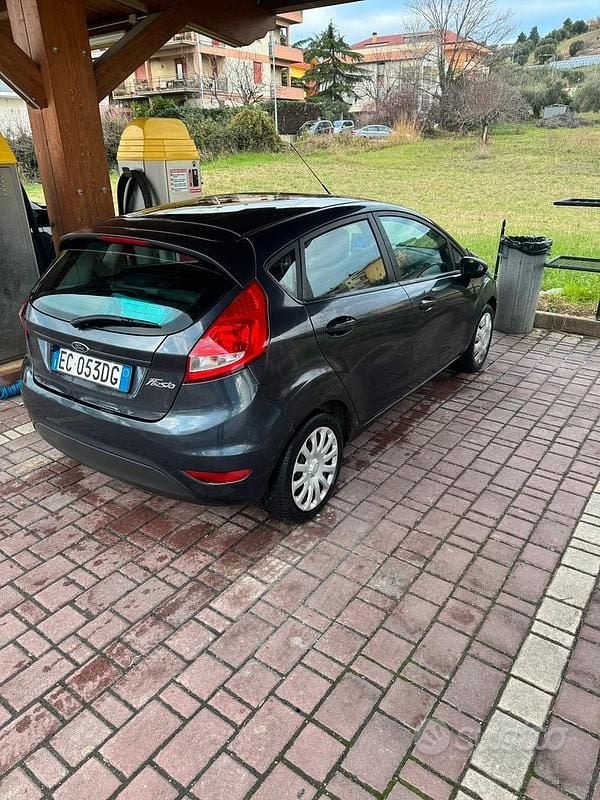 Grigio Usata 2010 Ford Fiesta Tre volumi | 1700 € (Super prezzo) - Immagine 1/4