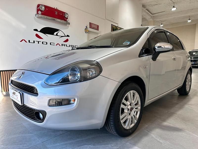 Grigio Usata 2013 Fiat Punto Lounge Tre volumi | 5490 € (Cara) - Immagine 1/4