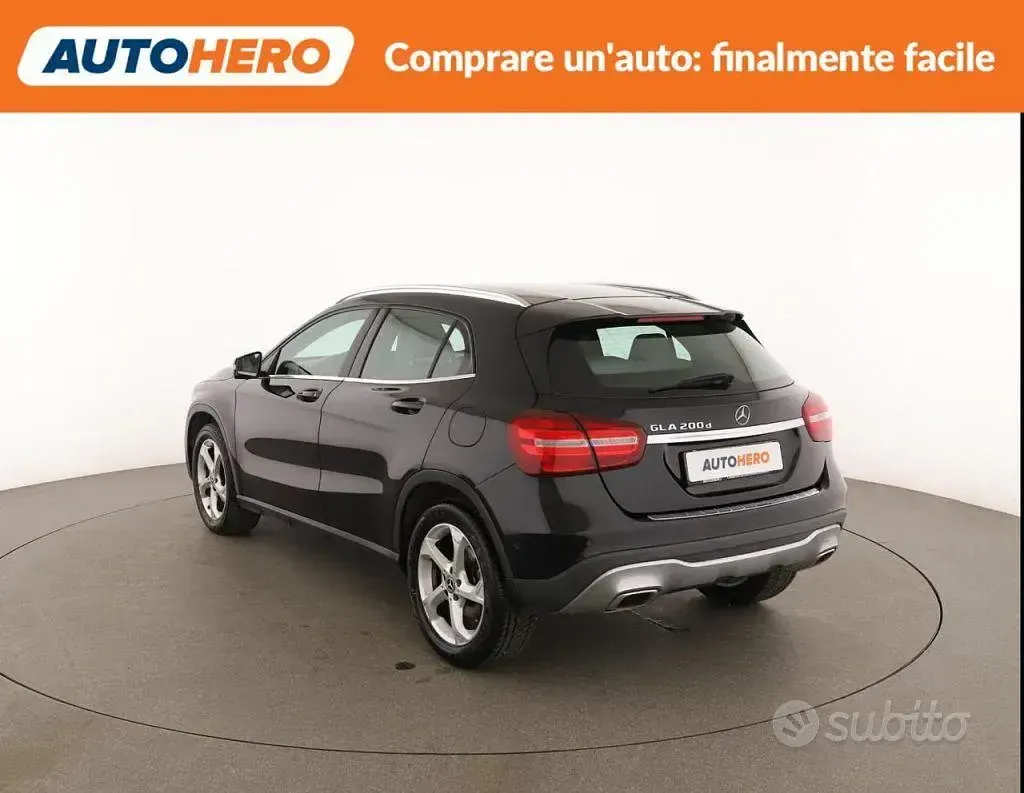 Käytetty Mercedes GLA200 136 HP (100 kW) 2017 Musta Katumaasturi