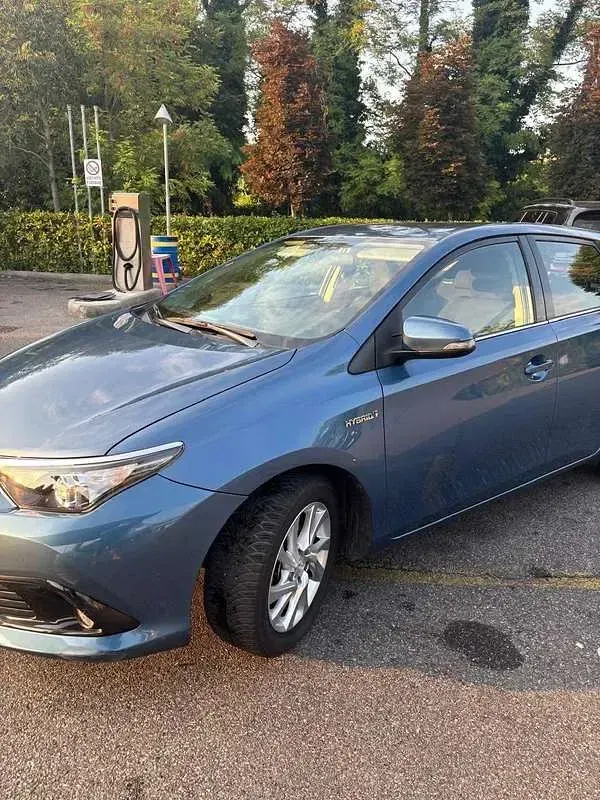 Usata Toyota Auris Hybrid Comfort 136 CV (100 kW) 2016 Berlina
