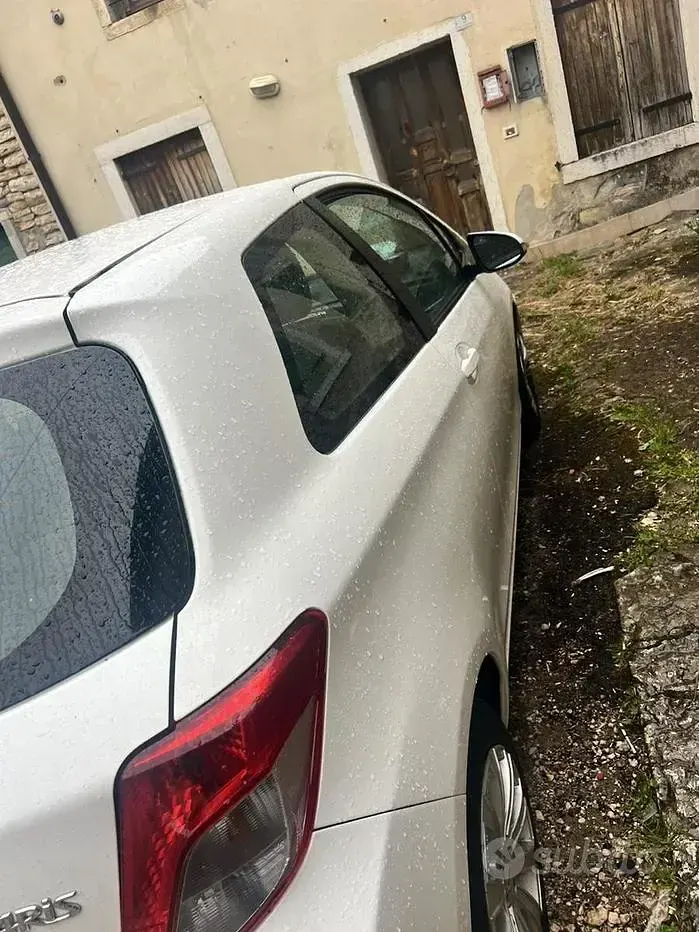 Usata Toyota Yaris 69 CV (50 kW) 2014 Bianco Utilitaria
