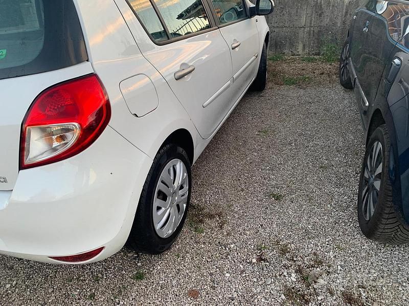 Usata Renault Clio II 75 CV (55 kW) 2011 Bianco Berlina