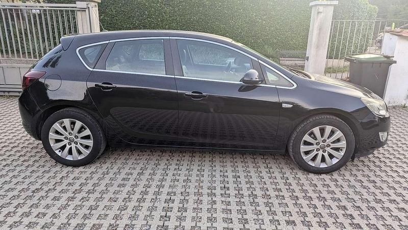 Usata Opel Astra Cosmo 110 CV (80 kW) 2010 Nero Berlina