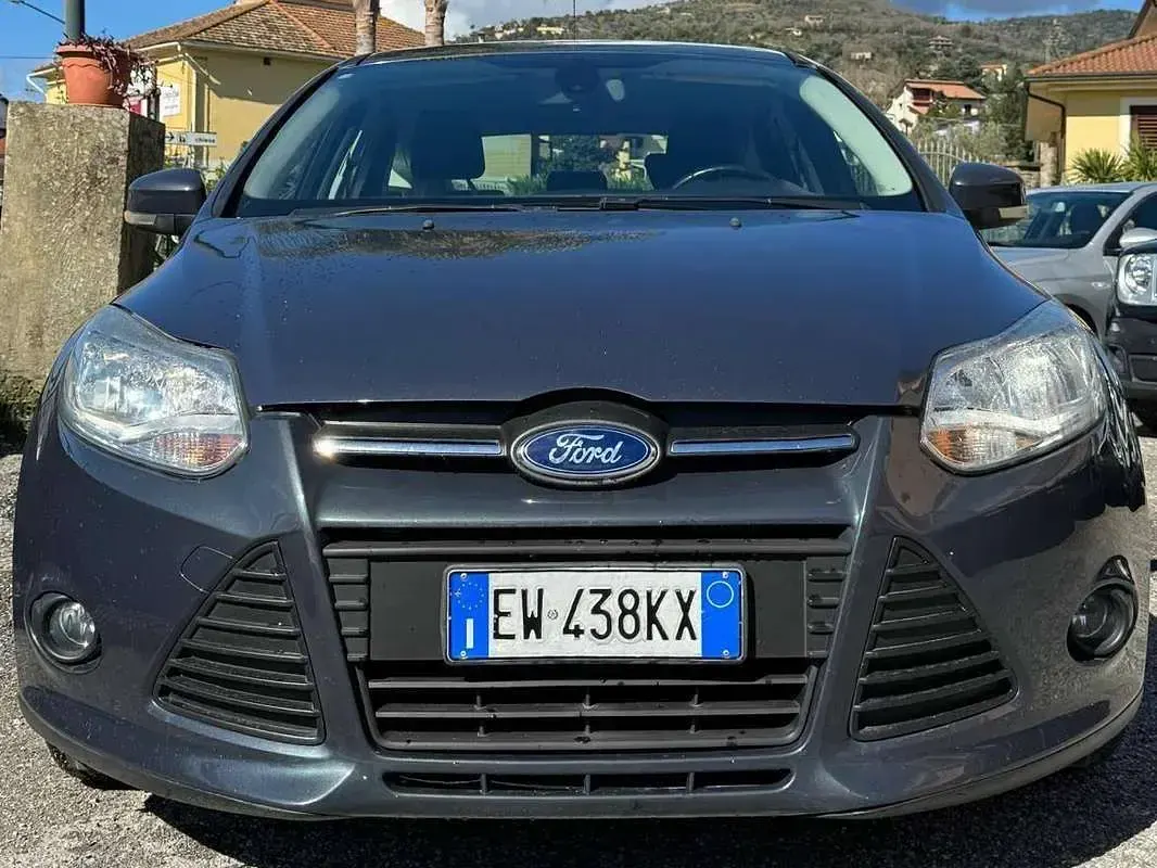 Begagnad Ford Focus 95 HK (69 kW) 2014 Grå Sedan