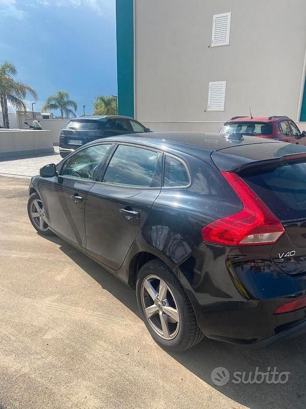 Usata Volvo V40 120 CV (88 kW) 2017 Nero Station wagon