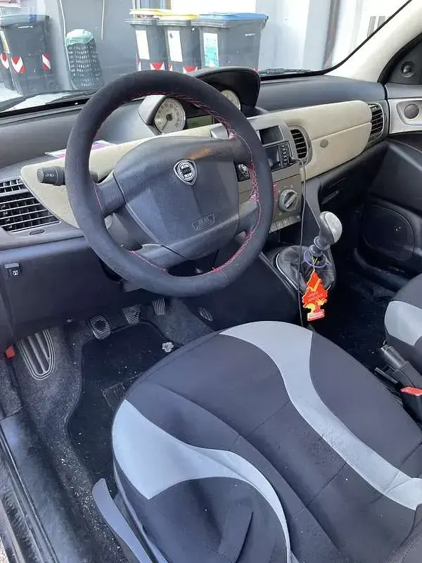 Usata Lancia Ypsilon 60 CV (44 kW) 2004 Utilitaria