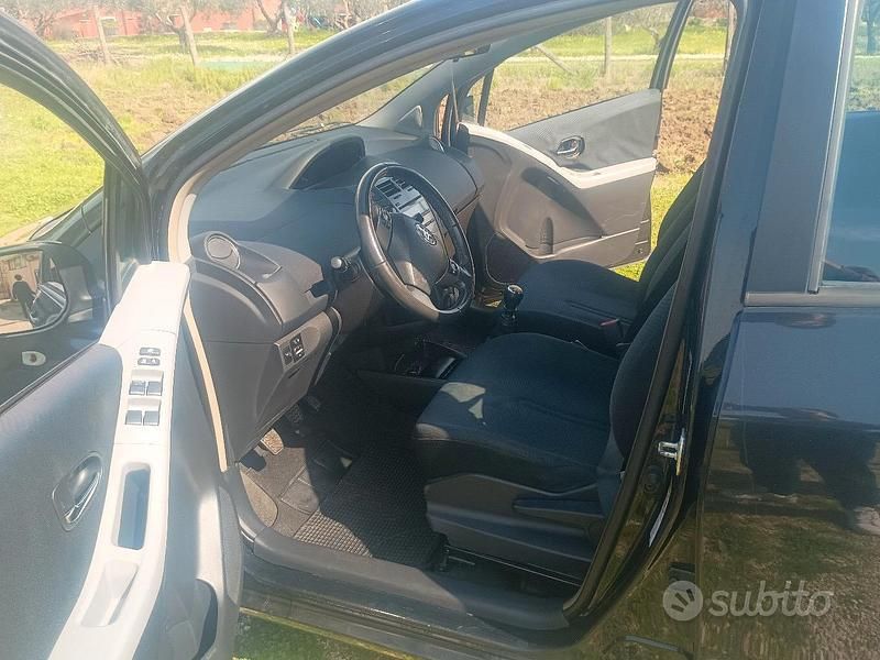 Usata Toyota Yaris 90 CV (66 kW) 2009 Nero Utilitaria