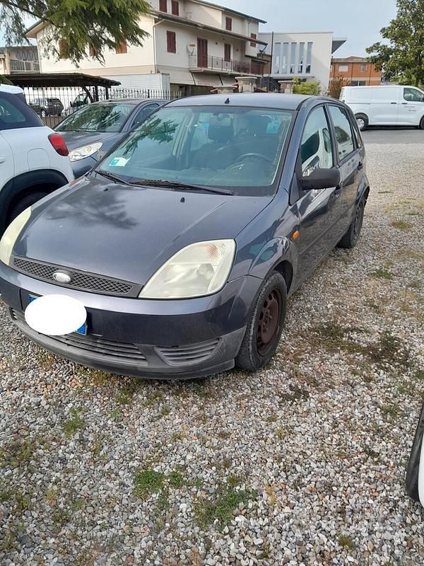 Usata Ford Fiesta Zetec 68 CV (50 kW) 2004 Grigio Utilitaria