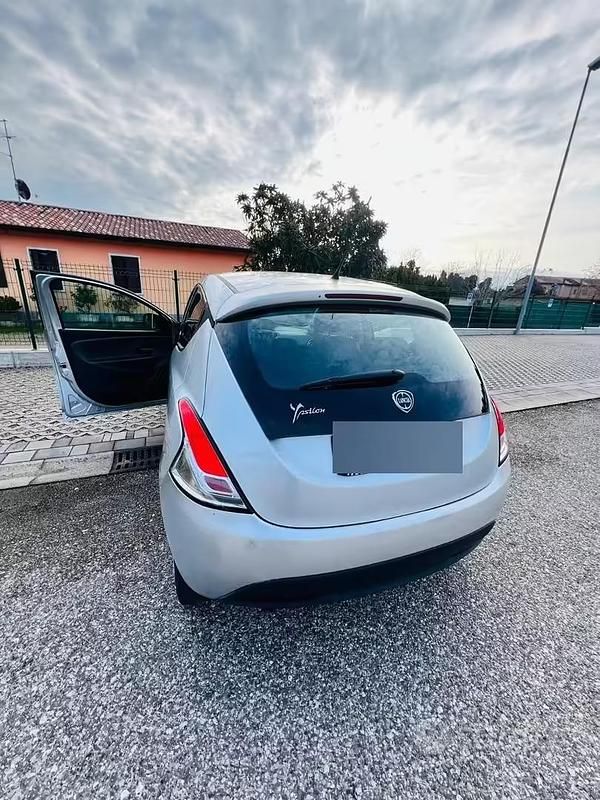 Usata Lancia Ypsilon 95 CV (69 kW) 2014 Grigio Utilitaria