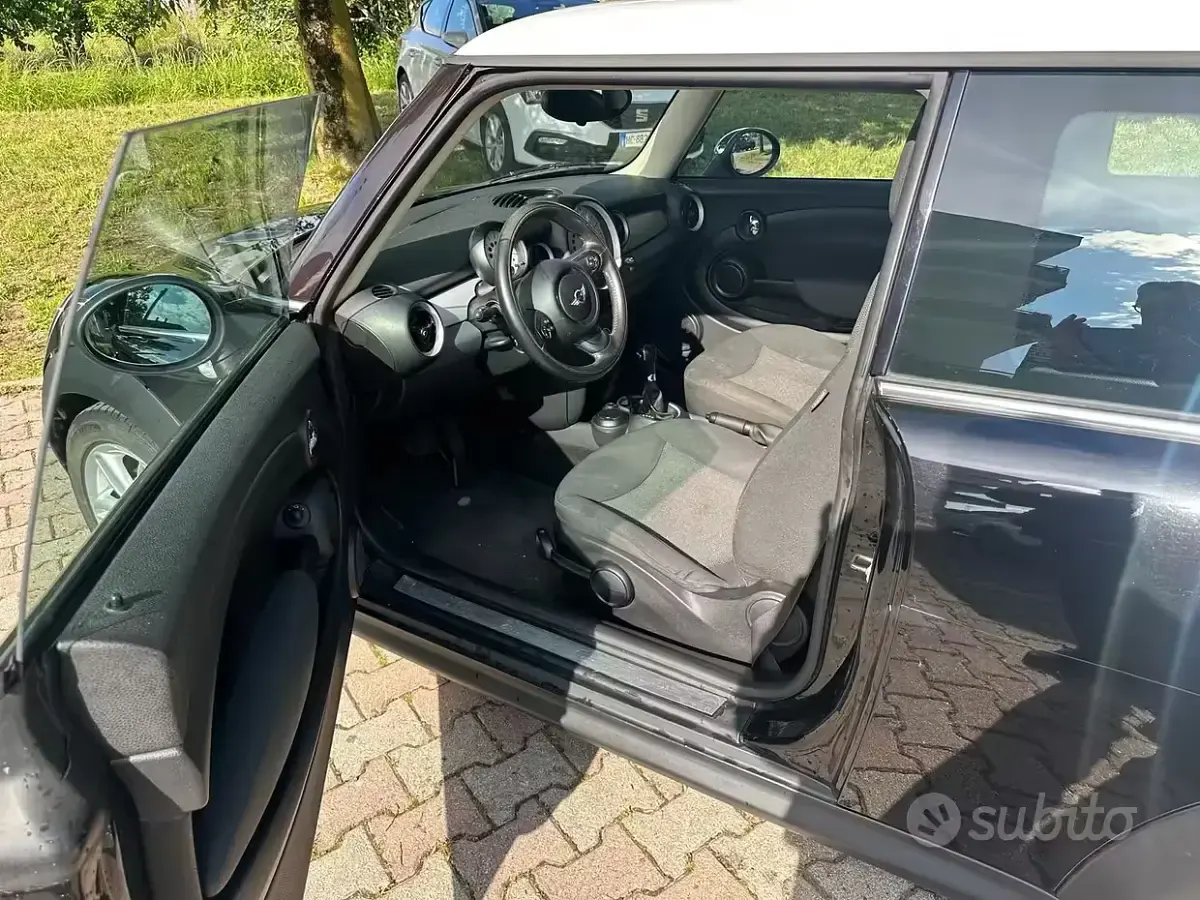 Usata Mini Cooper D 111 CV (81 kW) 2011 Nero Utilitaria