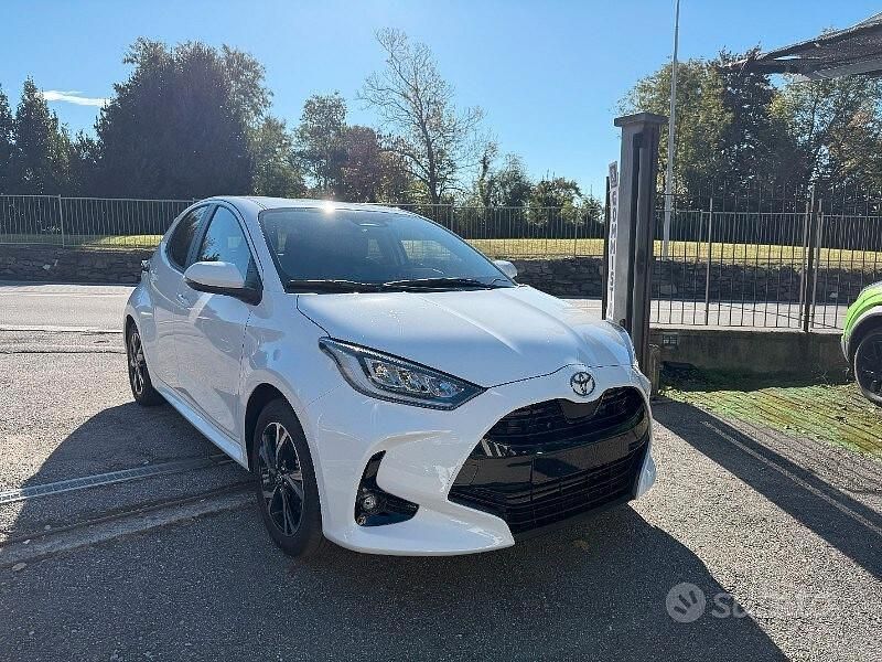 Nuova Toyota Yaris Hybrid Trend 116 CV (85 kW) 2025 Bianco Berlina